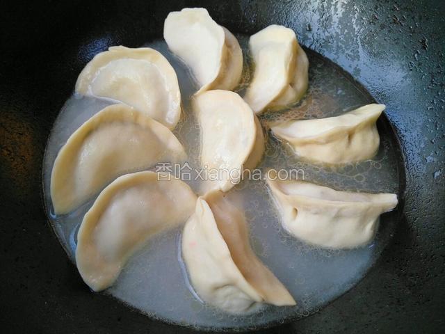 兑好的面糊水倒入锅中，水量能抹过饺子3/2即可。
