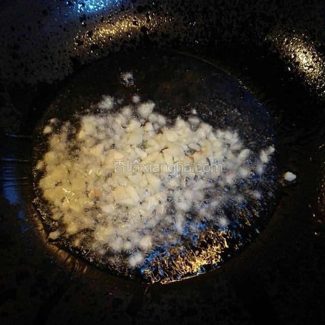 起锅倒油爆香蒜末