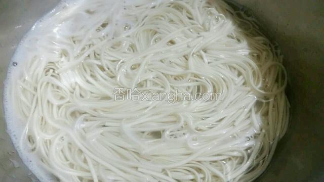 锅里水烧开加入适量香油放入面条煮熟