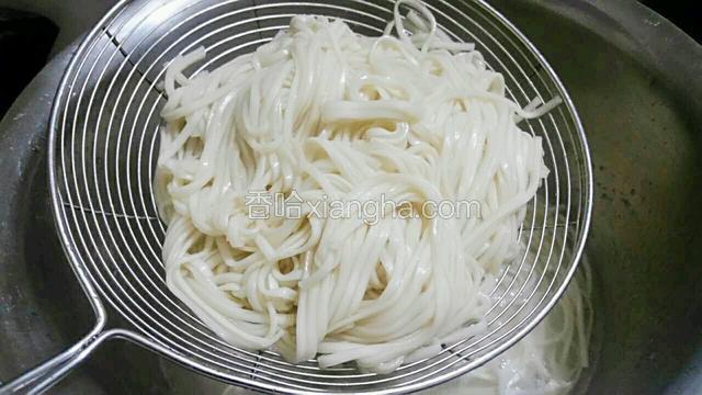 捞起沥干水份