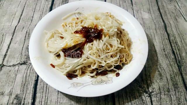 加入李锦记黄豆酱搅拌均匀