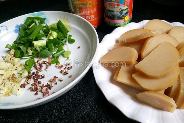 把姜切片，蒜切片，葱切段，米豆腐切片【米豆腐不能切的过薄，不然炒的时候容易炒烂】