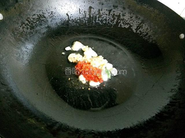 放一小勺李锦记蒜蓉辣椒酱