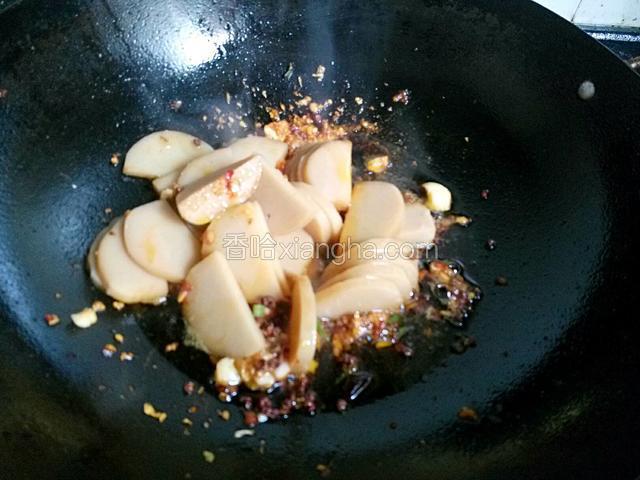 在倒入切好的米豆腐片