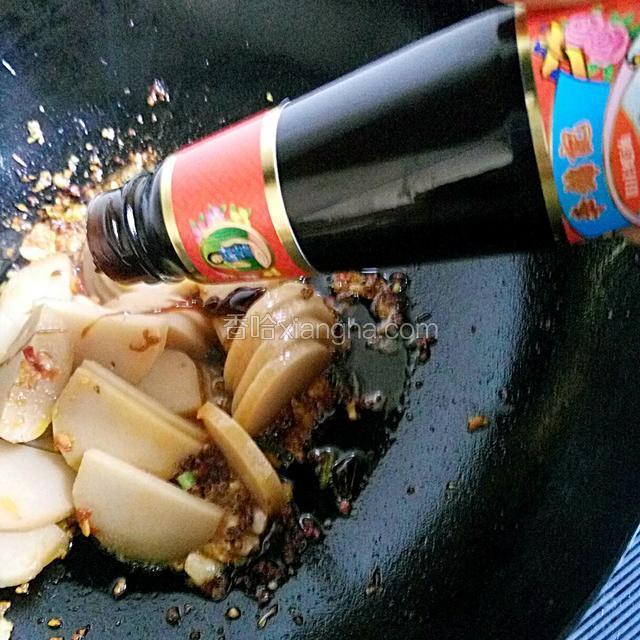 加盐，鸡精，在倒入李锦记耗油适量慢火翻炒