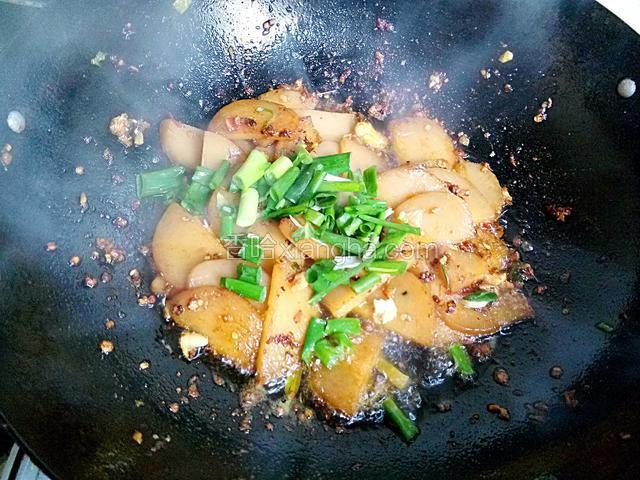 炒煮米豆腐入味，在放葱段翻炒均匀即可