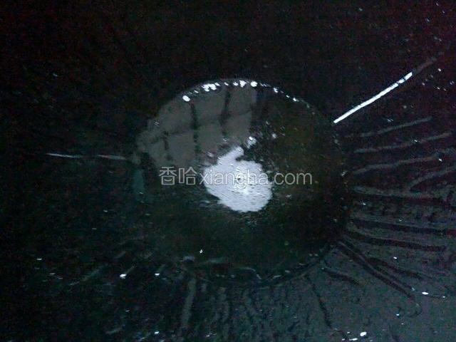 锅中放进适量油烧热。