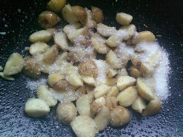 放进适量糖炒至糖熔化即可。