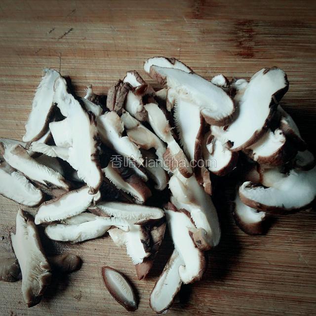 鲜香菇切片。