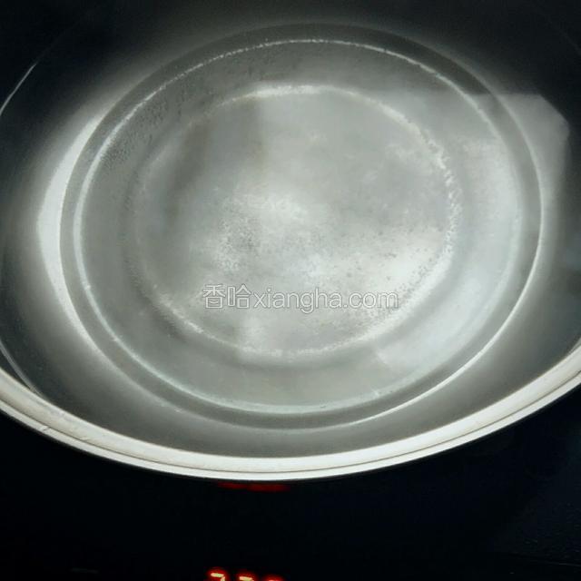 另取煮锅，加适量清水烧开。
