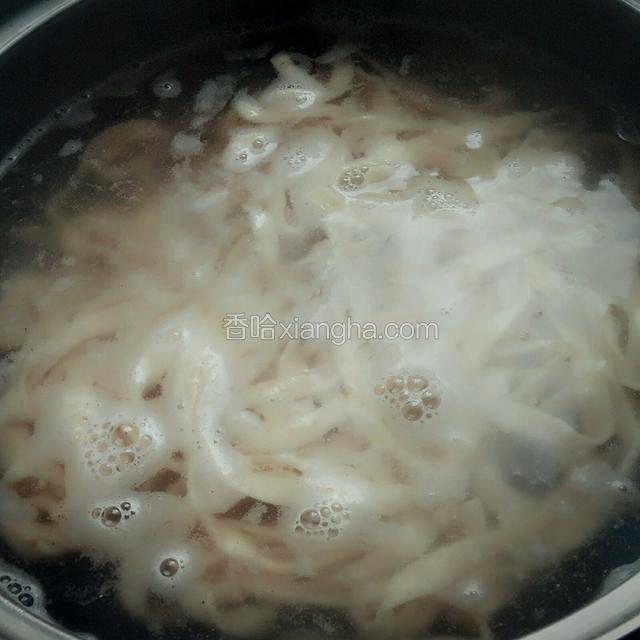 水开后，下入手擀面煮熟。