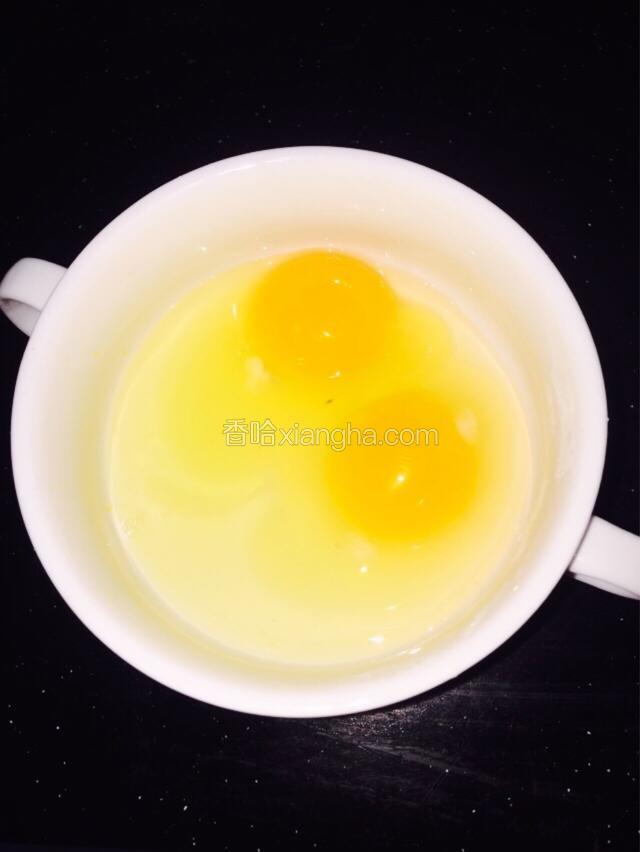 把鸡蛋打入碗中