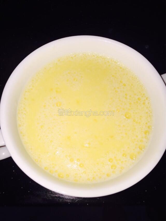 再加人80度的热水顺着碗边加 水量是蛋液的一半多一点 一定搅拌均匀