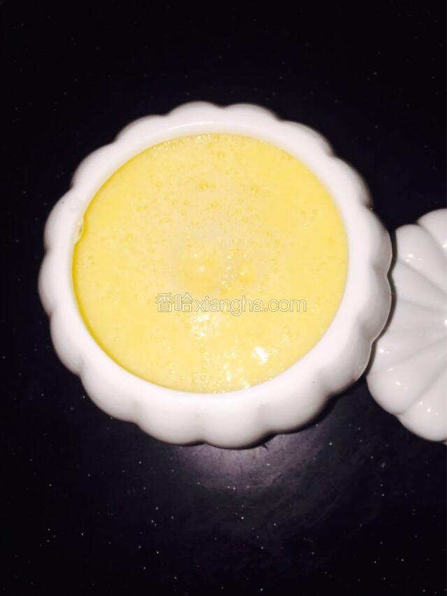 倒入一个带盖的瓷器中