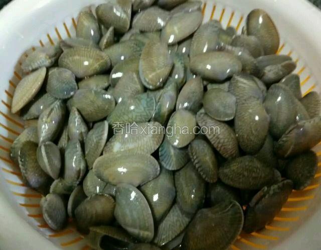 花蚬洗干净，控干水备用