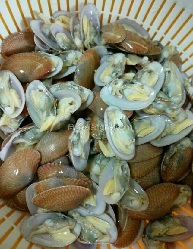 冲洗干净，留一半蚬壳