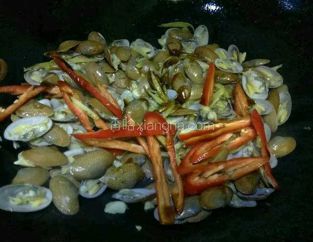 给李锦记旧庄蚝油，盐，红椒丝搅拌均匀