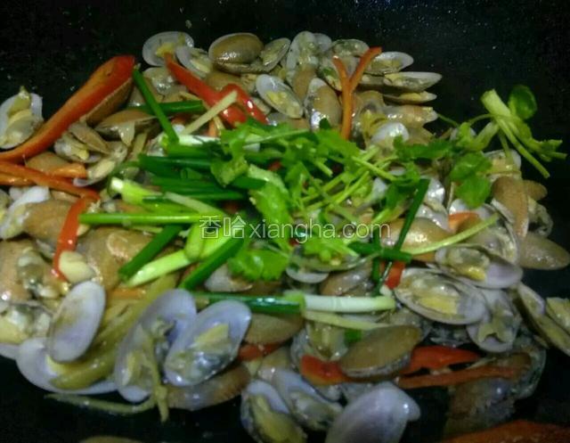 最后给葱段，香菜，关火出锅