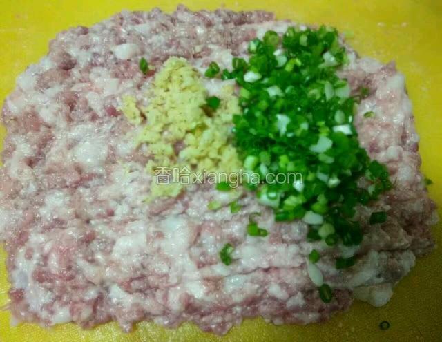 肉馅加姜容，葱花剁匀
