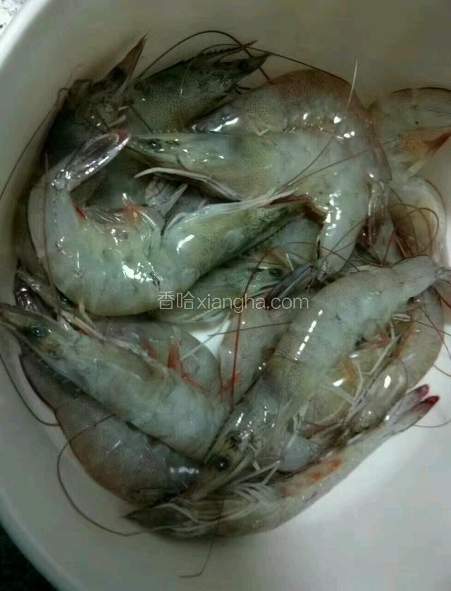 鲜虾洗干净控干水，在冰箱冷冻两个小时（鲜虾冷冻为了快速剥掉虾皮）