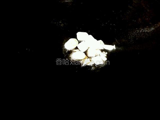 热锅加食用油，油温五成热加入大蒜和大葱炒香。
