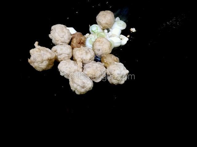 加入肉丸煎炒半分钟