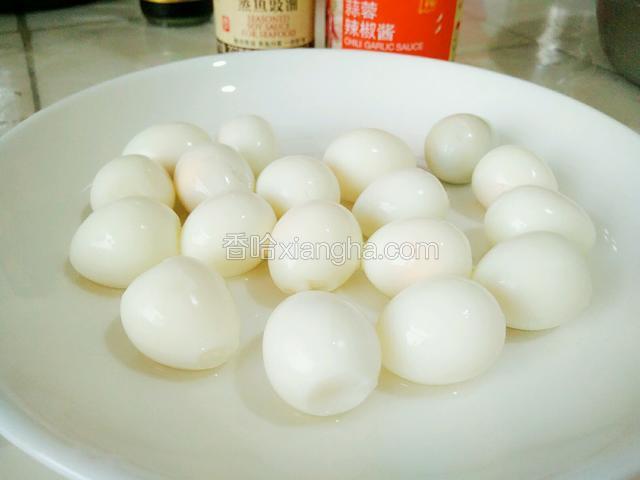 将煮熟的鹌鹑蛋剥皮备用。