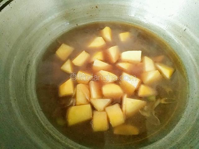 锅里添水，水量稍微漫过土豆块即可。
