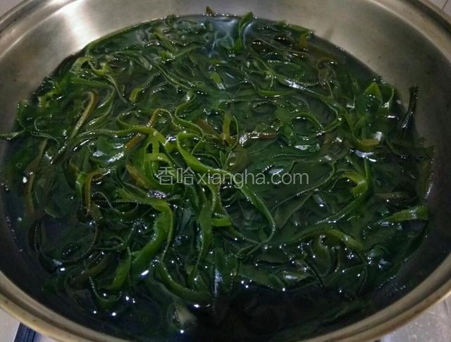 海带丝焯水，水滚下海带丝入锅，煮五分钟