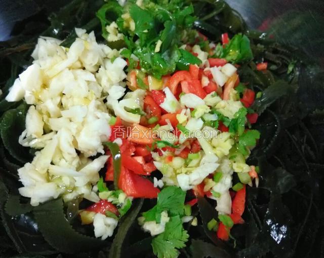 用一个大容器装入海带丝，蒜蓉，姜容，红椒粒，香菜粒，给一点点盐，一点点糖，橄榄油