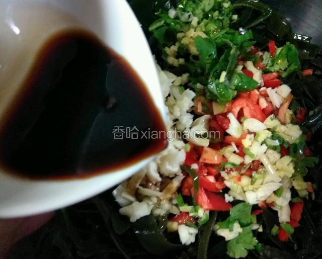 倒入李锦记蒸鱼豉油，搅拌均匀即可