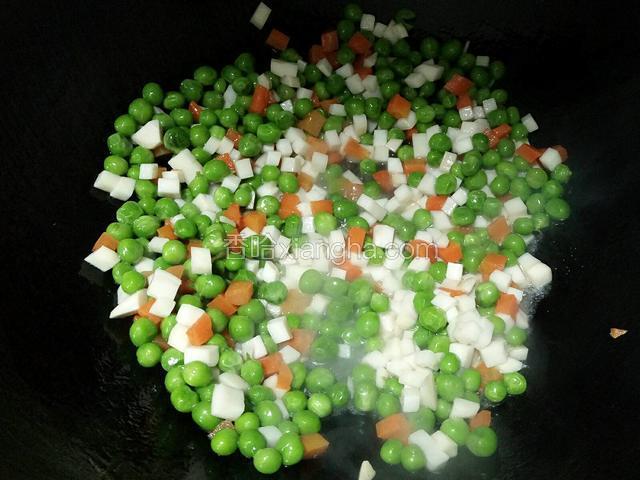 将焯好水的豌豆，胡萝卜下锅同杏鲍菇一起翻炒几下。