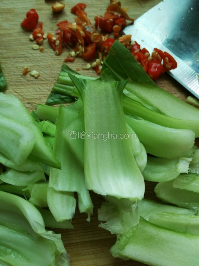 青菜洗干净，将菜梗和菜叶切开。
辣椒切碎