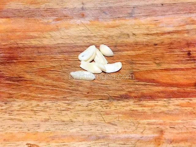 蒜切片备用。