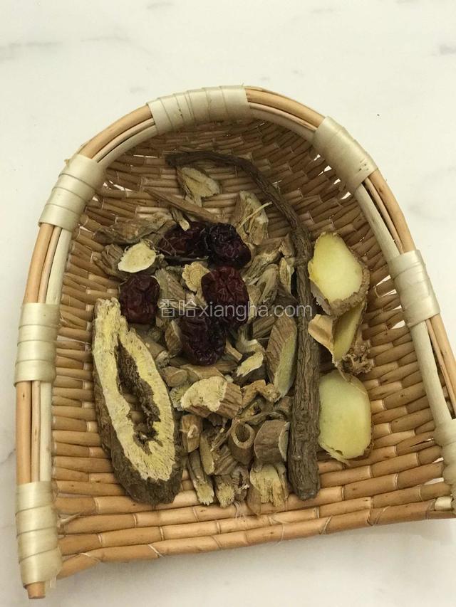 准备材料，原药方为黄芪30克当归10克红枣6颗生姜3片，我这个只有一半量，因为给孩子喝的，大家可酌量使用。