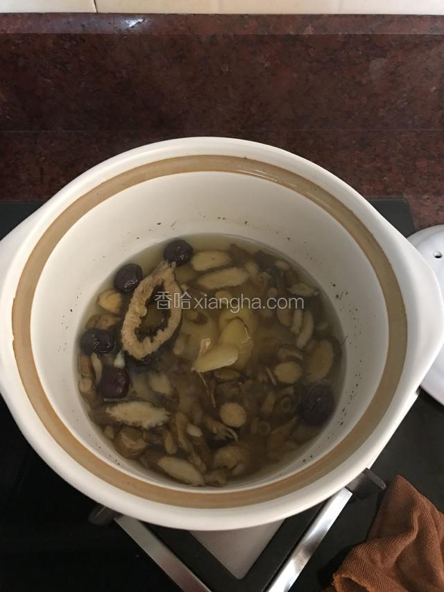 大火煮开转小火半小时后投入生姜片复煮三分钟后关火，取汤饮用。（半个小时后刚好剩一碗水量）
