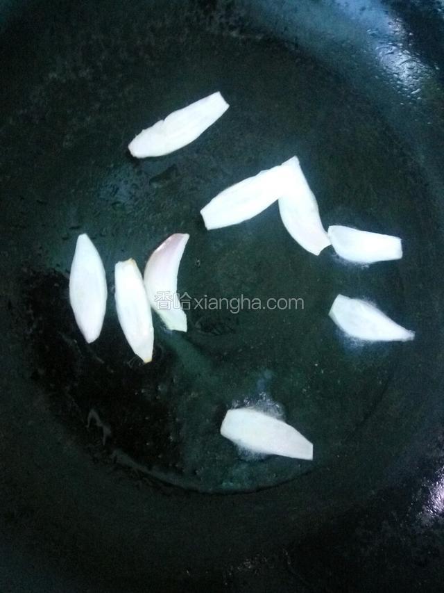 锅里放入植物油，放入洋葱爆香。