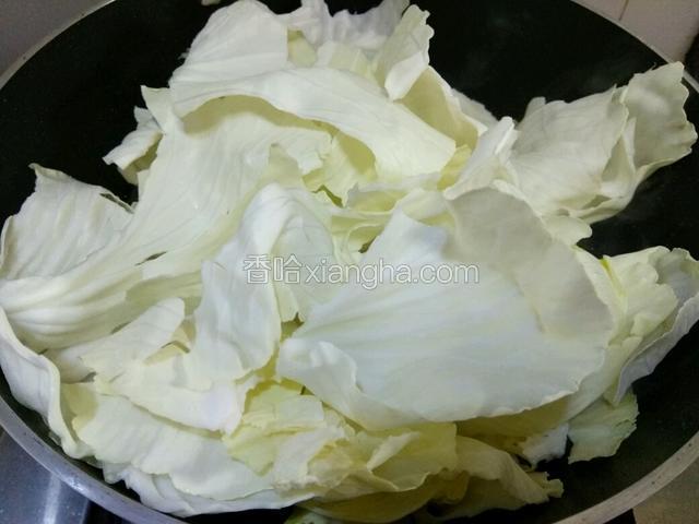 放包菜入锅翻炒