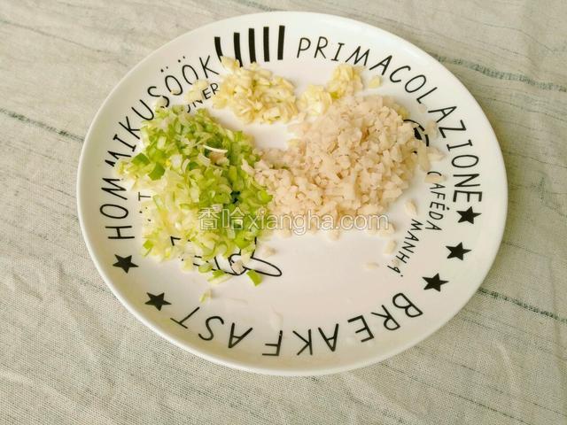 切葱末，姜末，莲藕丁。