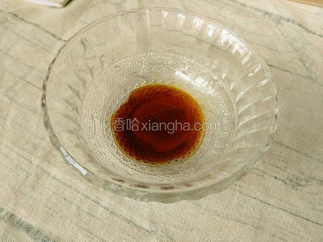 兑酱汁。一勺李锦记蚝油，一勺一味鲜，一勺老抽拌均匀备用。