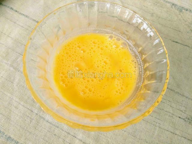 备鸡蛋一个，打散。