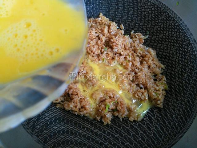 把打散的鸡蛋液缓慢倒入锅中，（只用了一半蛋液）