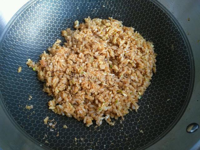 快速翻炒，把鸡蛋液炒碎，翻炒至米饭散散的出锅，