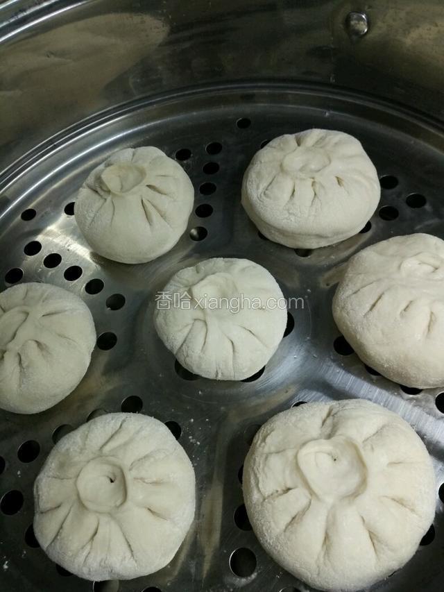 全部做好，放上蒸锅，蒸隔要刷一层油或者用纱布垫也行以防底部粘锅，盖上锅盖再次醒发20分钟
