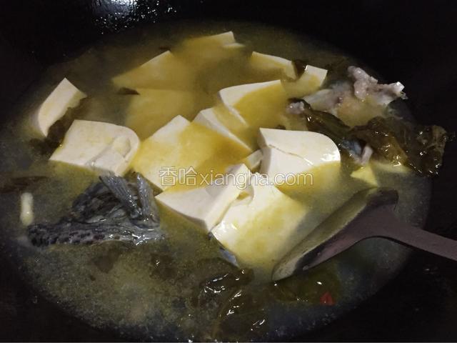 加入鱼骨头，继续熬一下