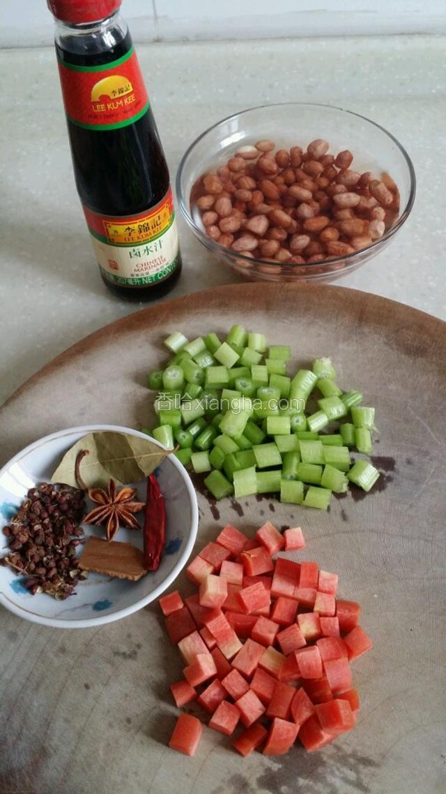 准备好食材（花生米洗净泡2小时，西芹，红萝卜切丁）