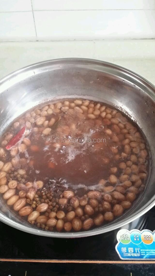 加八角，桂皮，辣椒，花椒，香叶和花生米大火烧开