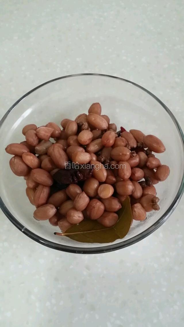 捞出去掉八角，桂皮，花椒，辣椒和香叶