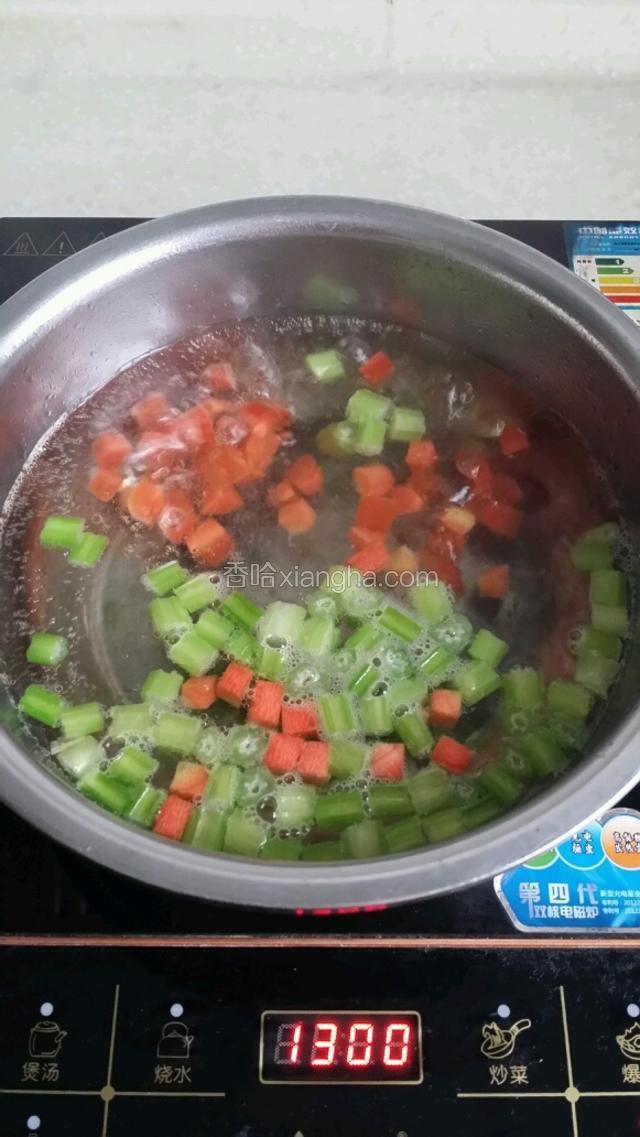 另起一锅焯西芹和红萝卜丁，捞出控水