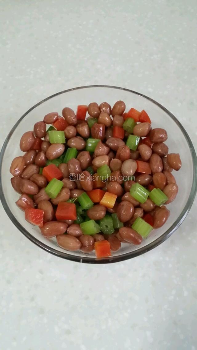 花生米和西芹红萝卜丁加少许香油和盐搅拌均匀